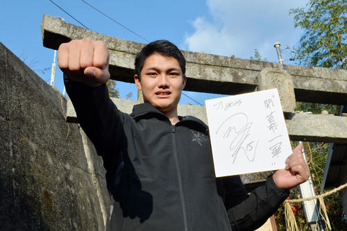 練習場の近くの神社で“開幕1軍”と誓いをたてる阪神ドラフト1位西（撮影・和賀正仁）