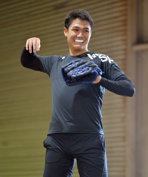 室内練習場でブルペンに入り笑顔を見せる阪神ドラフト1位西（撮影・和賀正仁）