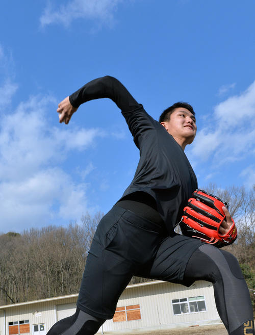創志学園の練習場で初投げを行う阪神ドラフト1位西（撮影・和賀正仁）