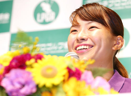 AIG全英女子オープンを制覇し帰国会見で笑顔を見せる渋野（2019年8月6日撮影）