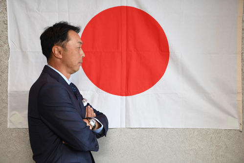 引き締まった表情の宮本氏（撮影・山崎安昭）