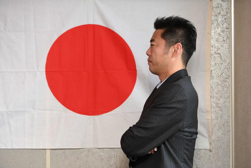 引き締まった表情の上原氏（撮影・山崎安昭）