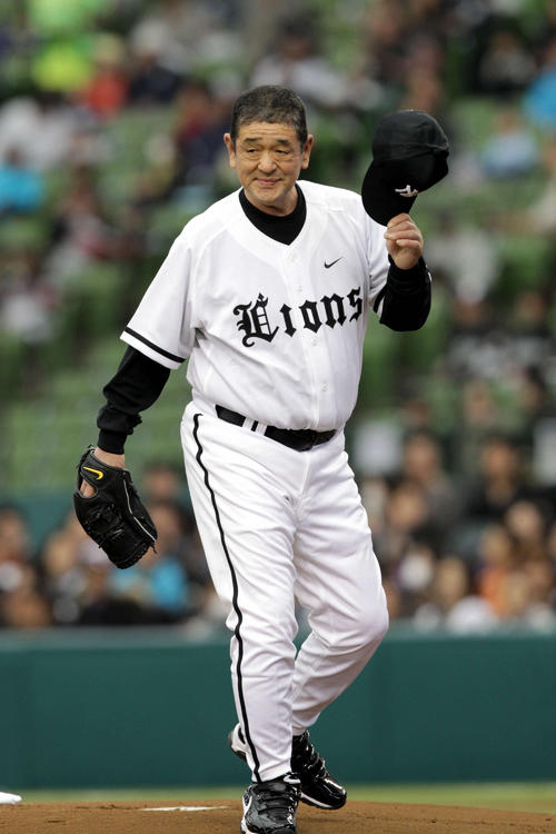 始球式を務めた井上善夫氏（2010年3月21日撮影）
