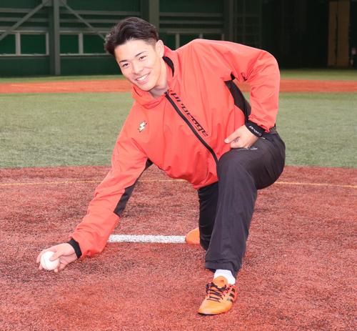 サブマリンのポーズを取る立大・中川颯
