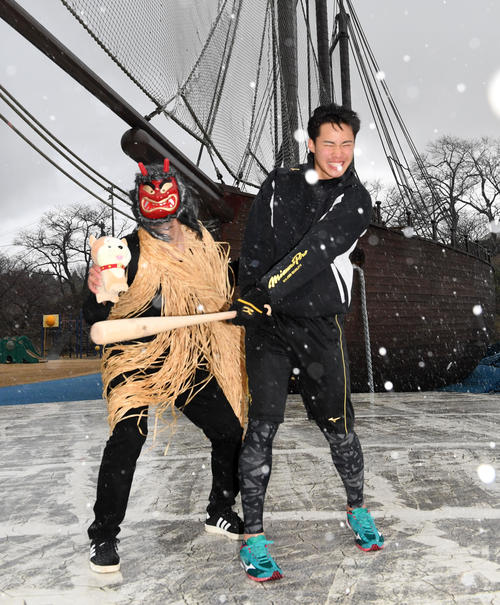 雪が舞う中、白瀬矗が南極探検に使用した開南丸の前でなまはげの激励を受ける阪神・遠藤（撮影・前岡正明）