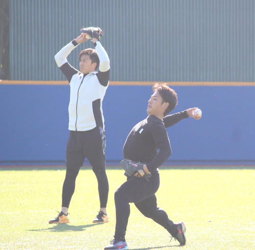 母校創価大で自主トレを行ったヤクルト小川（右）とソフトバンク田中（撮影・保坂恭子）