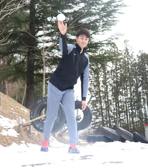 雪の球を投げる巨人ドラフト1位青森山田・堀田（撮影・久永壮真）
