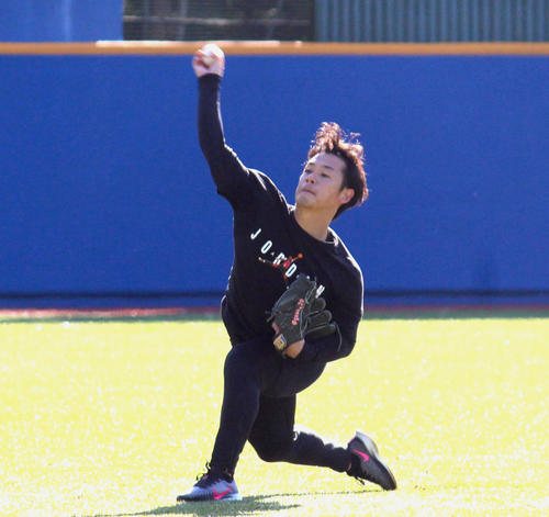 母校創価大での自主トレで始動したヤクルト小川（撮影・保坂恭子）