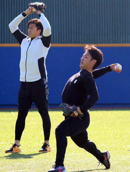 母校創価大で自主トレを行ったヤクルト小川（右）とソフトバンク田中（撮影・保坂恭子）