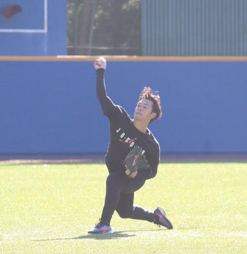 母校創価大での自主トレで始動したヤクルト小川（撮影・保坂恭子）