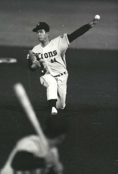 66年4月、東京戦に登板する西鉄の井上善夫さん
