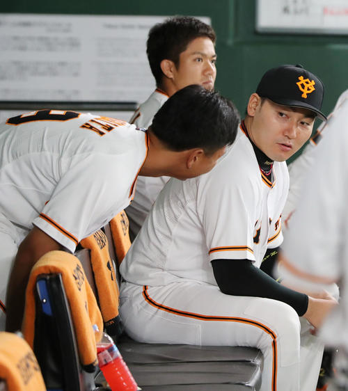 巨人対広島　試合前、ベンチで巨人丸佳浩（右）に話しかける山下航汰＝2019年8月28日