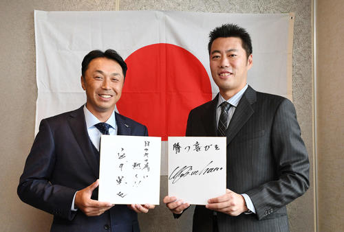 侍ジャパンへのメッセージを手にする宮本氏（左）と上原氏（撮影・山崎安昭）