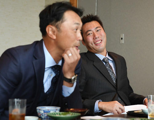 宮本氏（左）と談笑する上原氏（撮影・山崎安昭）