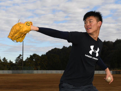 自主トレでキャッチボールを行う阪神及川（撮影・前岡正明）