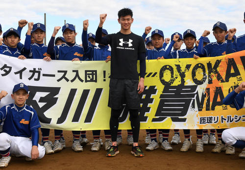 自主トレを行った阪神及川は匝瑳リトルシニアの後輩から激励を受ける（撮影・前岡正明）