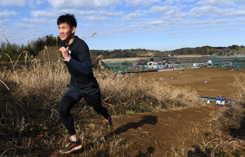グラウンドの側にある坂道を駆け上がる阪神及川（撮影・前岡正明）