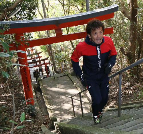 ソフトバンク情報　大嶽神社の階段を勢いよく駆け上がる松田宣（撮影・栗木一考）