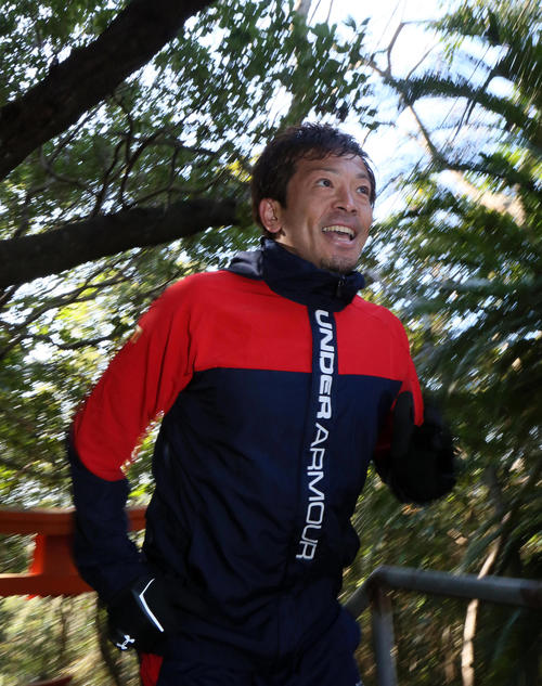 ソフトバンク情報　大嶽神社の階段を勢いよく駆け上がる松田宣（撮影・栗木一考）