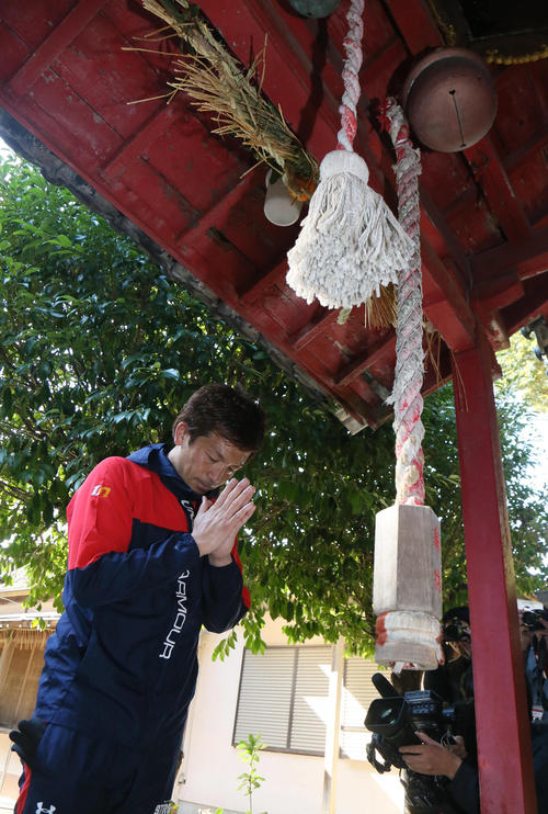 ソフトバンク情報　トレーニングを終え、お参りする松田宣（撮影・栗木一考）