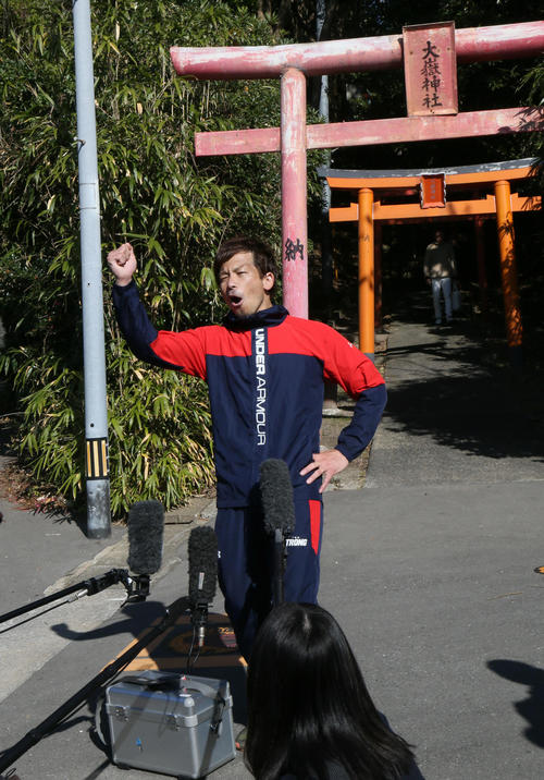 ソフトバンク情報　インタビューで2020年初熱男を披露する松田宣（撮影・栗木一考）