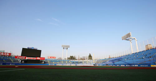 神宮球場の三塁側ベンチから見た内野グラウンド（2015年3月30日撮影）