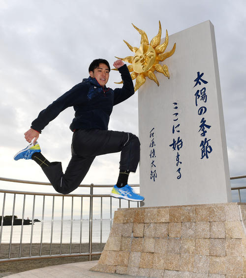 太陽の季節の碑の前でプロでの活躍を誓う阪神小川（撮影・前岡正明）