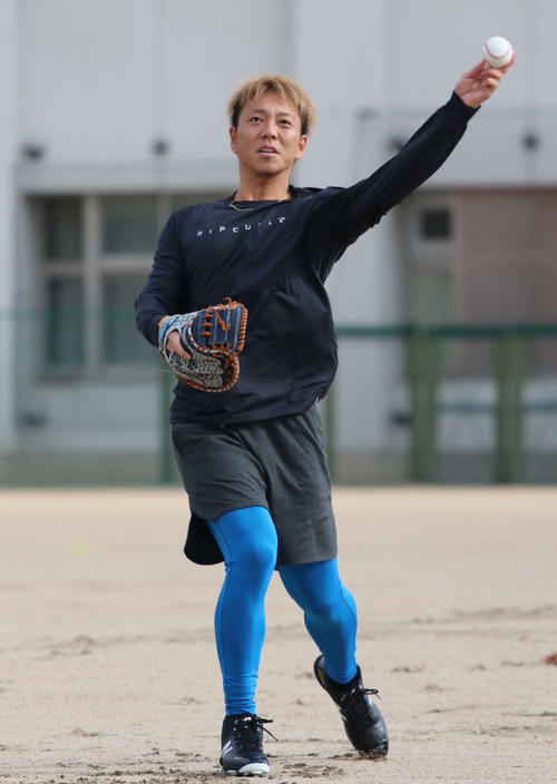 グラウンドでキャッチボールをする日本ハム宮西（撮影・山崎純一）