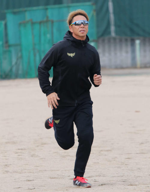 グラウンドでダッシュをする日本ハム宮西（撮影・山崎純一）