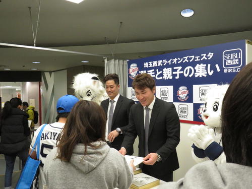 トークショーでサイン色紙を手渡す西武平井（奥）と駒月（撮影・栗田成芳）