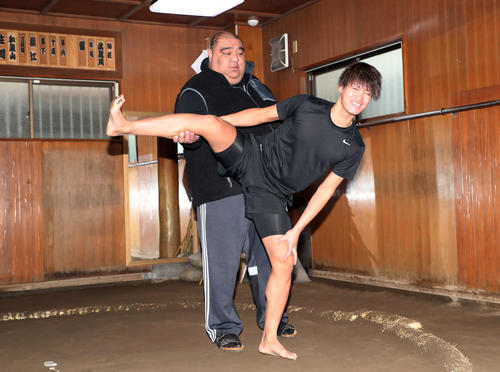 武蔵川親方（左）に四股の指導を受けるオリックスK－鈴木（撮影・鈴木正人）