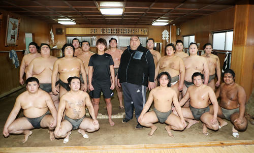 武蔵川部屋の力士と写真に納まるオリックスK－鈴木（中央左）中央右は武蔵川親方（撮影・鈴木正人）