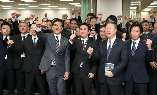 日本ハム株式会社東京支社で社員と共に笑顔で撮影に応じる日本ハム栗山監督（左から3人目）（撮影・佐藤翔太）