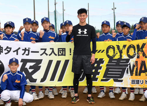 自主トレを行った阪神及川は匝瑳リトルシニアの後輩から激励を受ける（撮影・前岡正明）