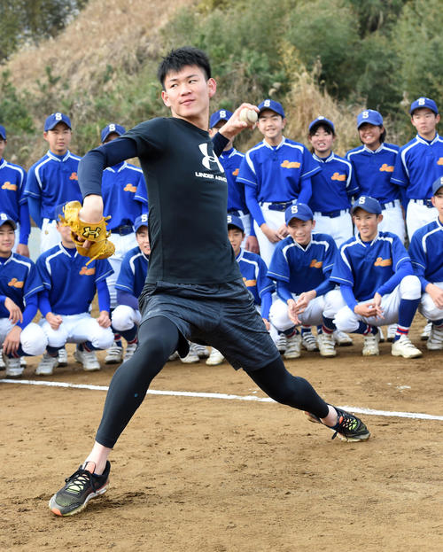 匝瑳リトルシニアの後輩が見守る中、キャッチボールを行う阪神及川（撮影・前岡正明）