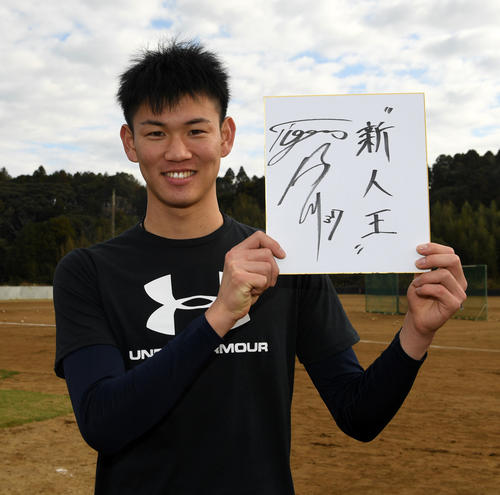 今季の目標を色紙に書き込んだ阪神及川（撮影・前岡正明）