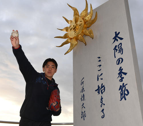 太陽の季節の碑の前でプロでの活躍を誓う阪神小川（撮影・前岡正明）
