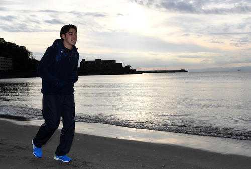自主トレで逗子海岸を走る阪神小川（撮影・前岡正明）
