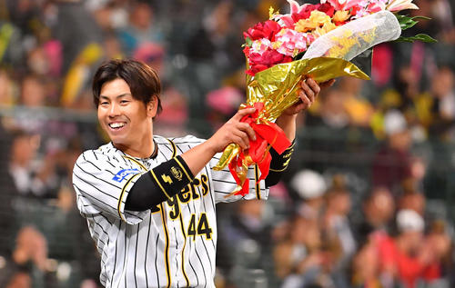 19年4月、サイクル安打を達成し笑顔の梅野