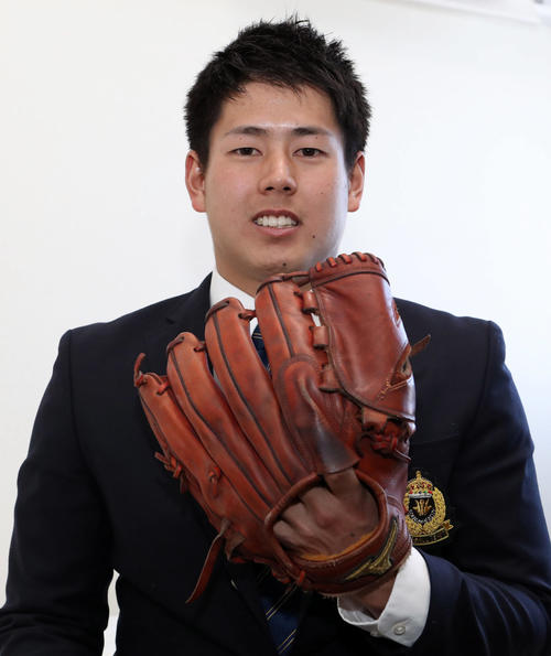 高校時代から使っているグラブを携え、入寮するドラフト3位の杉山（撮影・狩俣裕三）