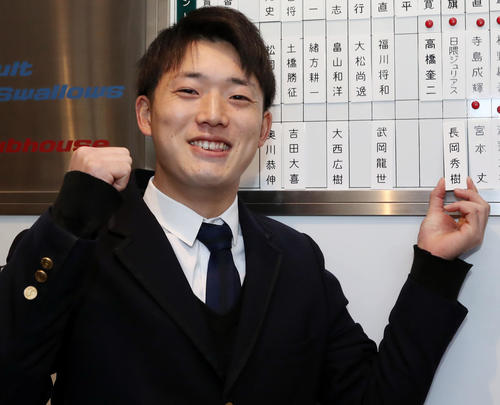 入寮し、名札を付けるドラフト5位の長岡（撮影・狩俣裕三）