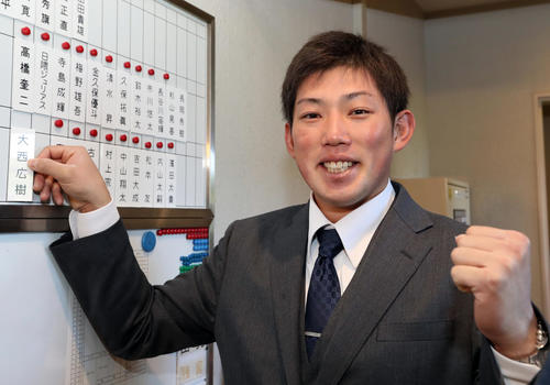 入寮し、名札を付けるドラフト4位の大西（撮影・狩俣裕三）