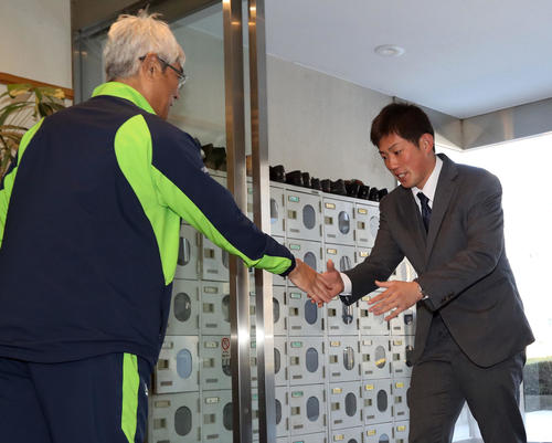 入寮し、大商大の先輩の熊田寮長（左）にあいさつするドラフト4位の大西（撮影・狩俣裕三）