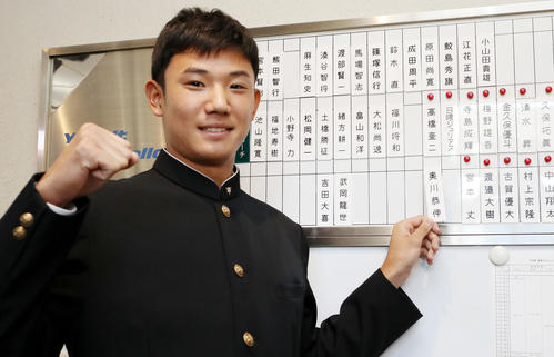 入寮し、名札を付けるドラフト1位の奥川（撮影・狩俣裕三）
