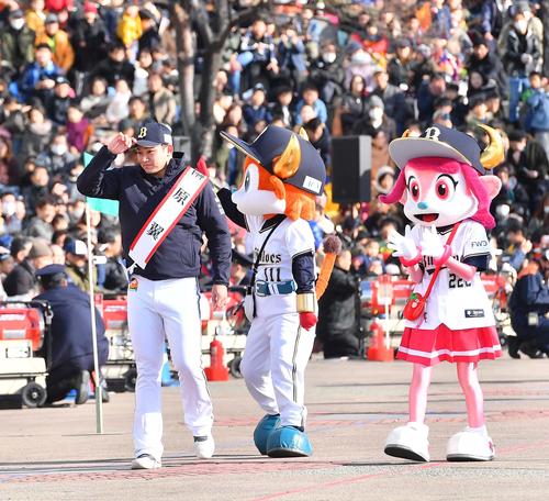 令和2年大阪市消防出初式のパレードに参加するオリックス榊原（撮影・上田博志）