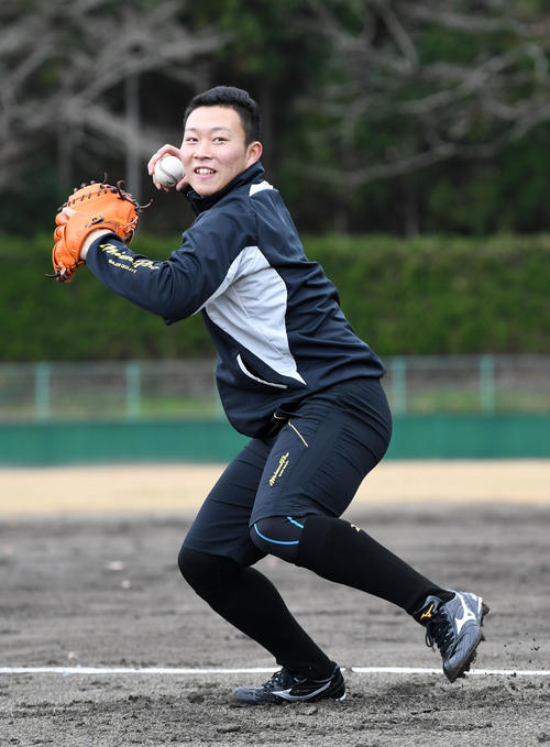 笑顔でキャッチボールを行う阪神藤田（撮影・前岡正明）