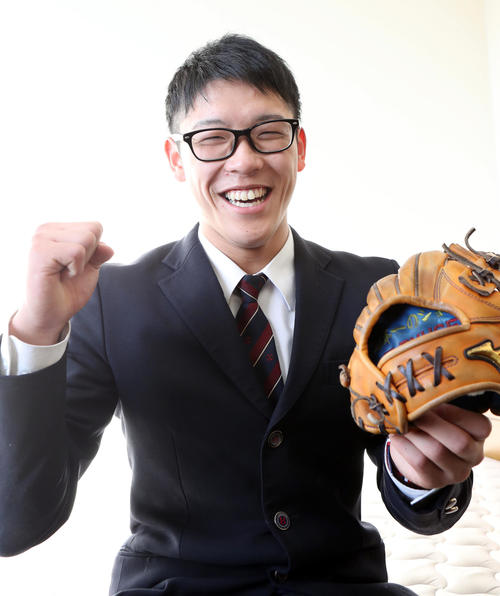 「日本一のショート」と書かれたグラブ持参で入寮するドラフト6位の武岡（撮影・狩俣裕三）