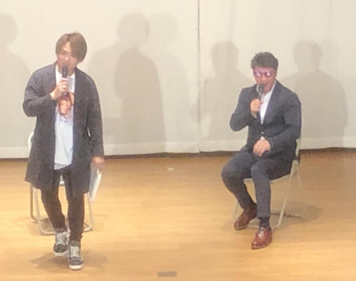 レンズに「元木」と書かれたファン手作りの眼鏡をかけて、トークショーを楽しむ巨人元木ヘッドコーチ（右）