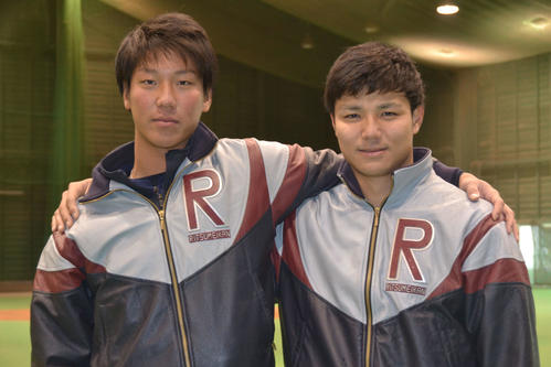 左から今秋ドラフト候補の最速151キロ右腕・有村大誠投手、プロ注目の榮枝裕貴捕手のバッテリー