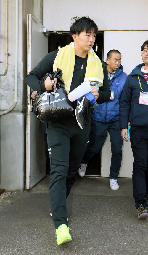 ソフトバンク情報　トレーニングを終え、引き揚げる川原（撮影・栗木一考）